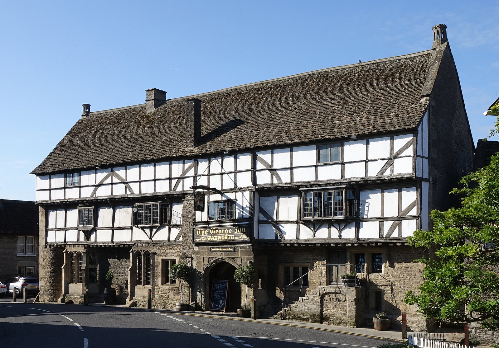 Fachada histórica de The George Inn en Norton St. Philip, considerado uno de los pubs más antiguos de Inglaterra.