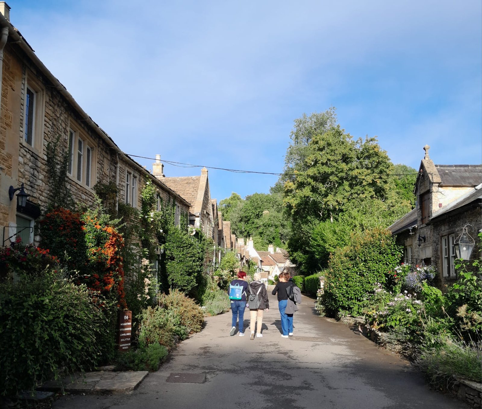 Cotswolds en otoño desde Bath: casas de piedra y hojas rojas