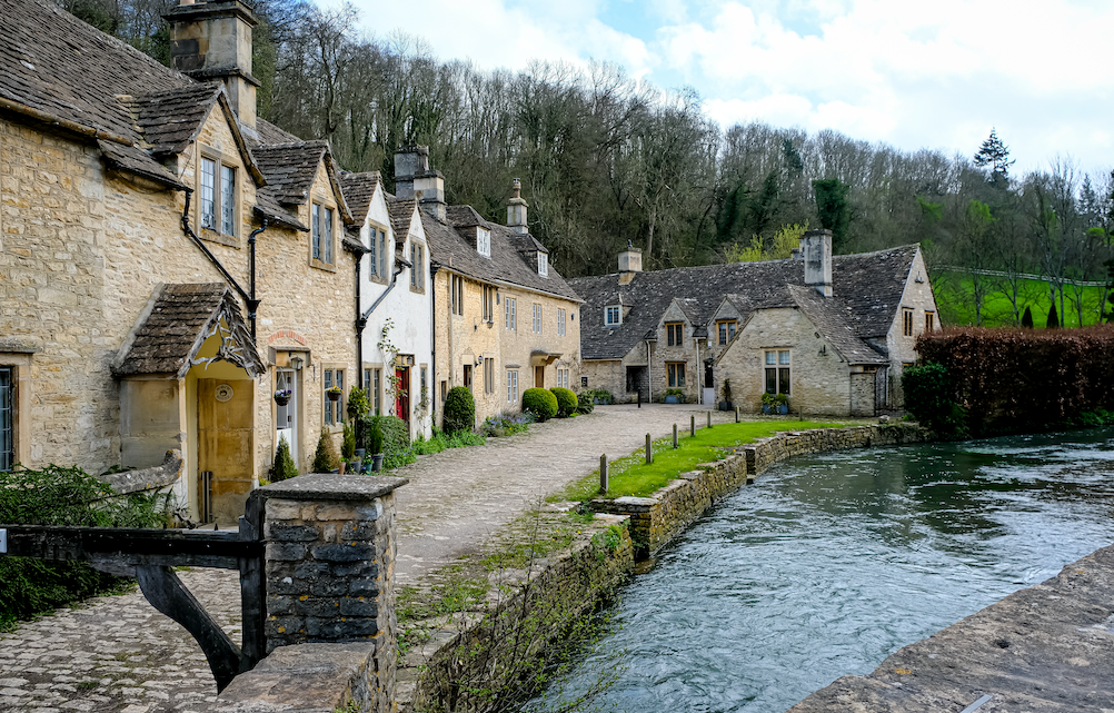 Vista panorámica de pueblos de los Cotswolds en otoño- Castle Combe