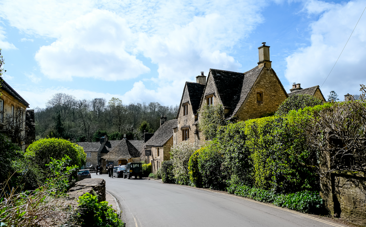 Cotswolds en diciembre: luces navideñas, pubs con chimenea y buen ambiente (tour desde Bath)